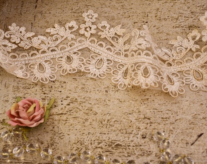 Antique ivory lace "Sissy"