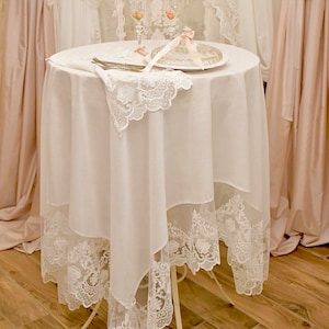 Tischdecke „Maria Louise“ aus Leinenmischung und feiner Spitze