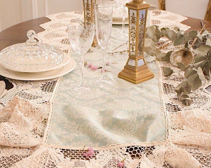 Refined table runner in tiffany damask and antique beige macramé lace