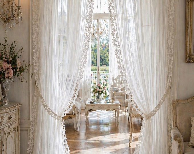 Tenda total white in georgette con pizzo prezioso da sposa, rifinita su tre lati – elegante e senza tempo