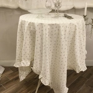 Mantel provenzal con pequeña flor azul