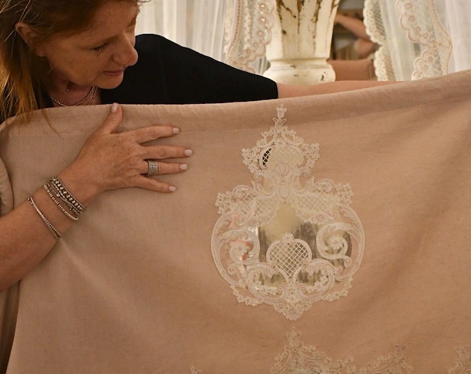 Organic Cotton and Carved Lace Mantuana