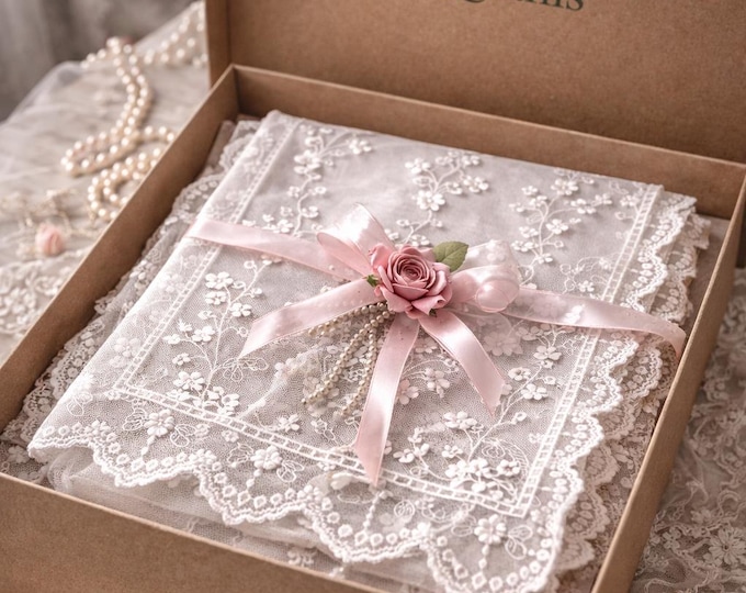 Tris centrini bianchi in tulle ricamato con roselline – Set 3 pezzi per comò e comodini – Total white