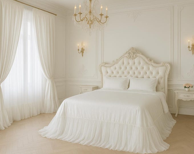Tailored bedspread in pearl white silk blend with tulle skirt and “Le Principessa” pillowcases