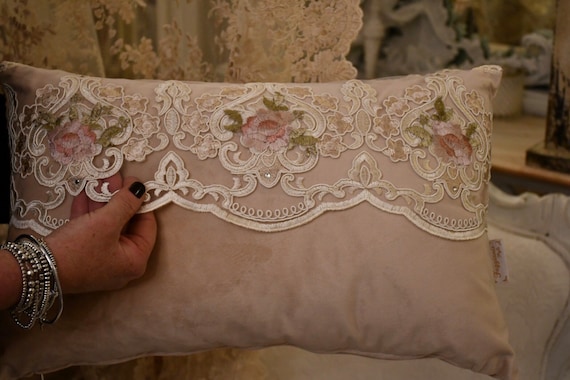 フランスアンティークモノグラムボタンのキルトクッションカバー　シルクのラベル フランスアンティークモノグラムボタンのキルトクッションカバーシルク