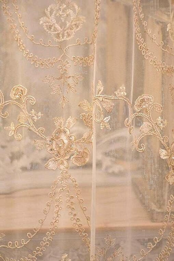 Tessuto per tende in tulle ricamato  Collezione Tende preziose “Chanel”