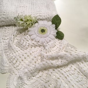 Antico Merletto fatto a uncinetto bianco
