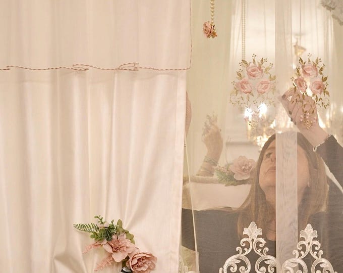 “ROSE REGALI” curtain set with white silk drops