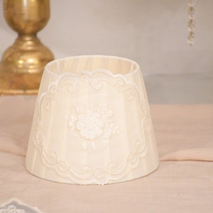 Romantic lampshade in silk and ivory lace image 2