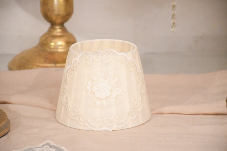 Romantic lampshade in silk and ivory lace image 2