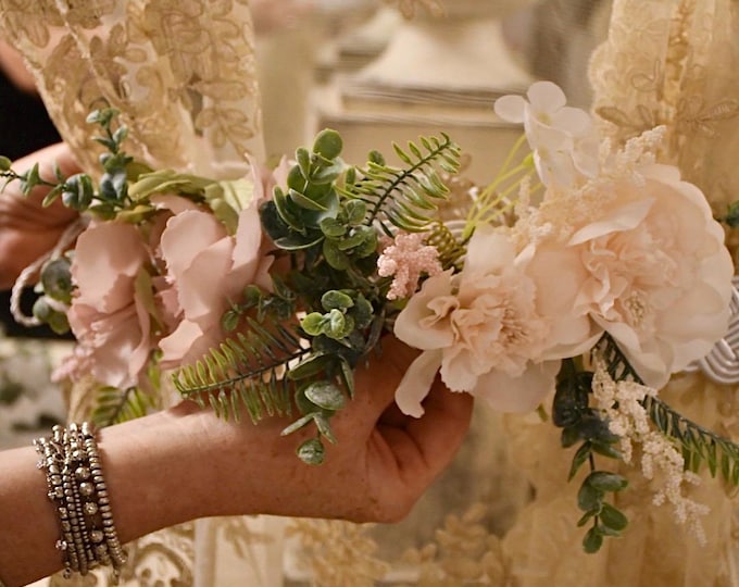 Curtain tiebacks with handmade flowers