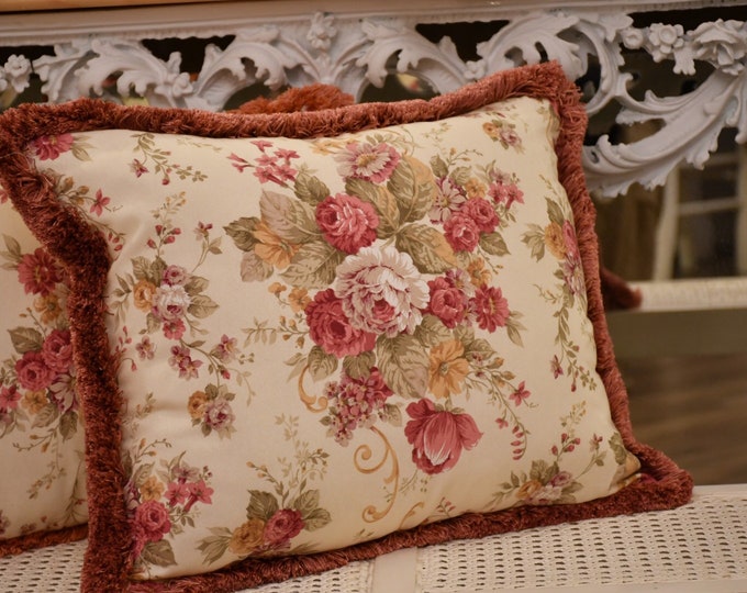 Cushion with “Rose Vintage” trimmings