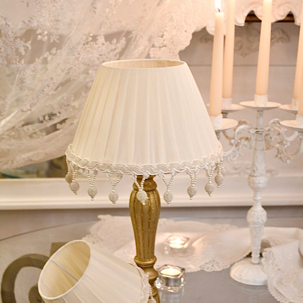 Romantic lampshade in silk and ivory pearls "Carol"