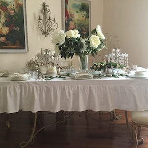 Mantel blanco puro con volantes de algodón orgánico