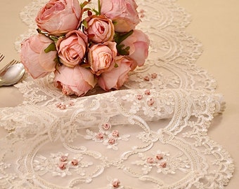 Chemin de table en dentelle rebrodée avec roses appliquées « ROSABELLE »