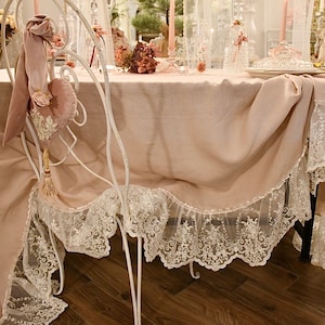 Tischdecke/Tischüberzug aus Leinen und elfenbeinfarbener Rebrodé-Spitze
