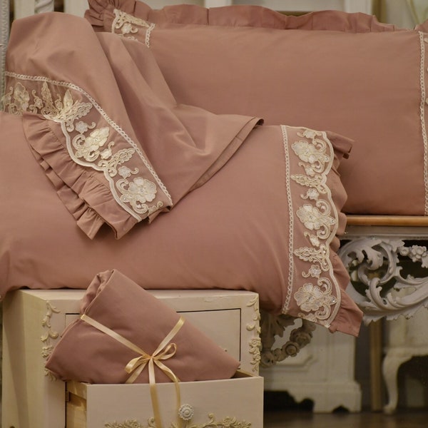 Parure de lit en pur coton rose et dentelle fine Collection "Maria Cecilia"