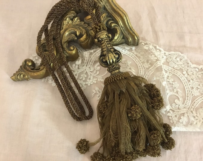 "Aristocratic" curtain tieback/curtain tieback