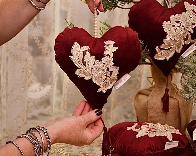 Set of 2 Hearts in Bordeaux velvet and gold lace