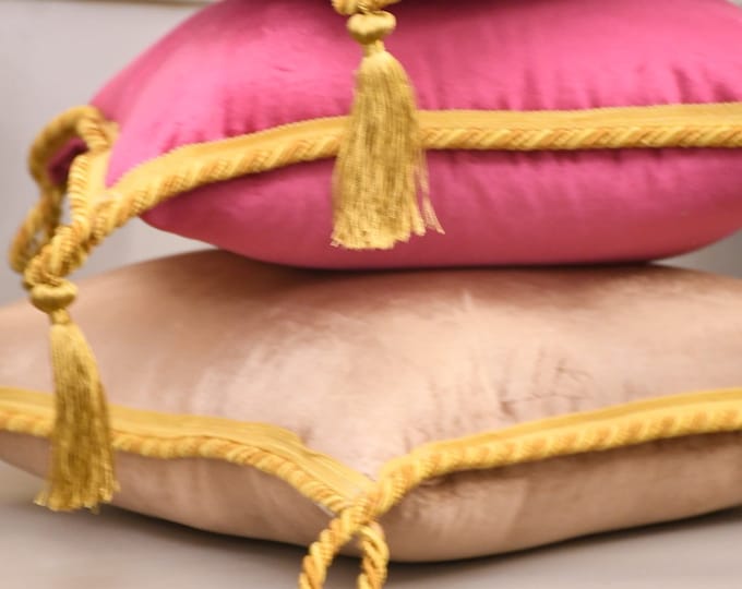 Luxurious velvet cushion and gold trimmings "Il Rinascimento" collection