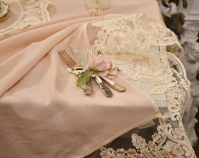 Tablecloth in pink linen and fine beige rebrodé lace “Maria Cecilia”