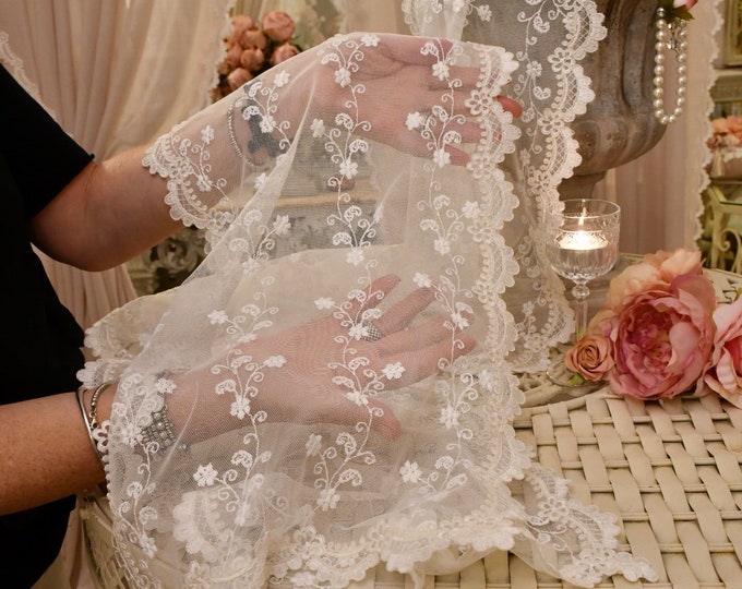 “Sissy” embroidered tulle doilies and table runners