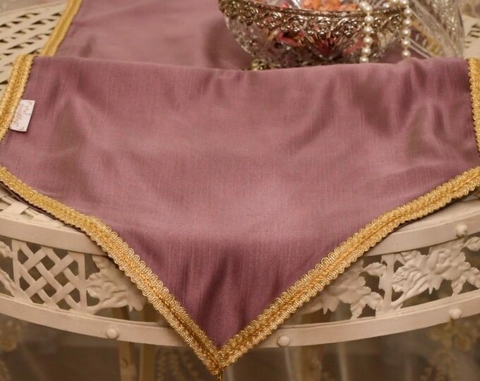 “Viola Cattedrale” runner with gold lurex trimmings and bows