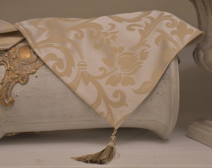 “Imperial” damask table runner with bows