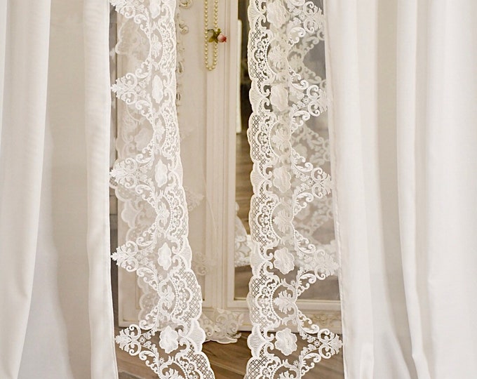 Wonderful pair of curtains in white georgette and “Maria Louise” lace
