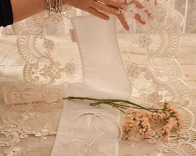 Runner in precious white cotton and ivory lace “Maria Regina”
