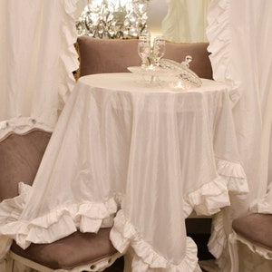 Shabbychic tablecloth with voilant in total white taffeta