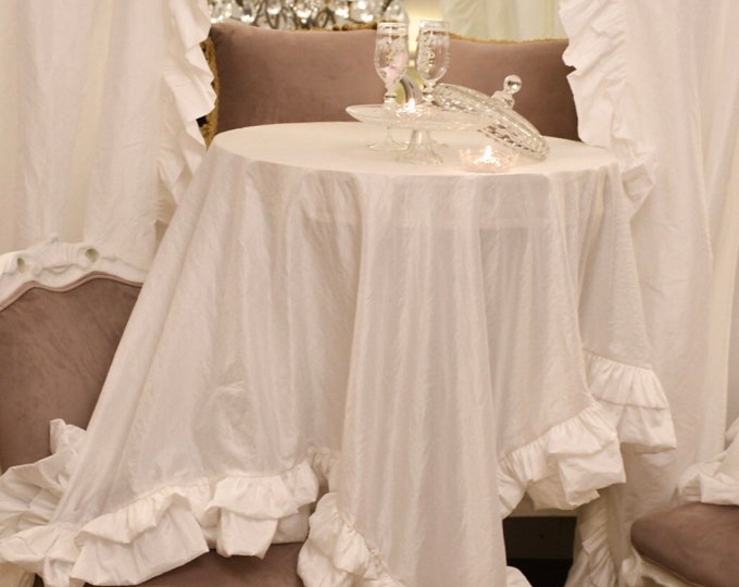 Shabbychic tablecloth with voilant in total white taffeta