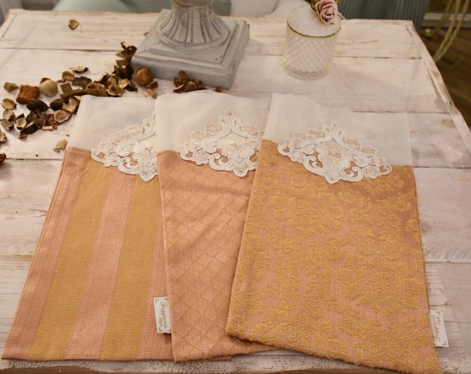 Favor in “Baroque” luxury antique pink/gold Damask fabric