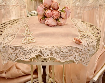 Chemin de table/napperon en 100% lin et dentelle fine rebrodée rose « Maria Cecilia »