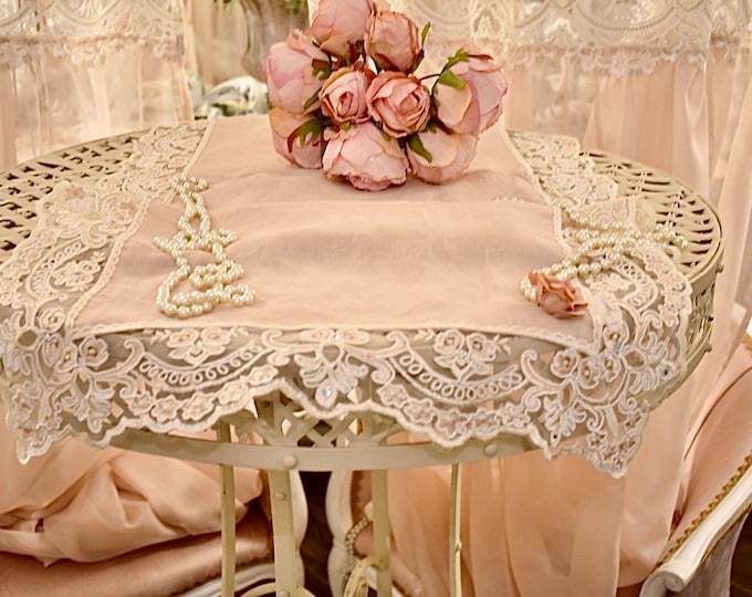 Runner/doily in 100% linen and fine pink rebrodé lace “Maria Cecilia”