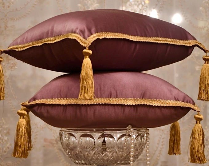 Elegant “Viola Cattedrale” cushion with gold bows
