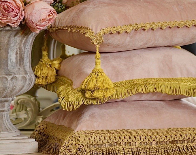 “Duchessa” collection cushion in fine pink velvet and antique gold trimmings