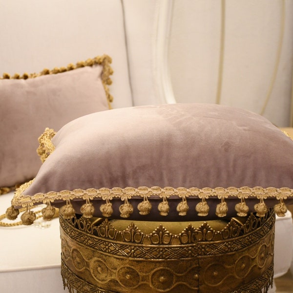 "Duchess" collection cushion in fine velvet and lilac/pink antique gold trimmings