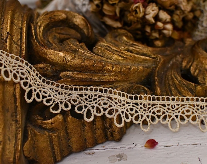 Antique 20th Century Italian Beige Macramé Lace Trim