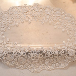 Centrino in organza ricamata Made in italy