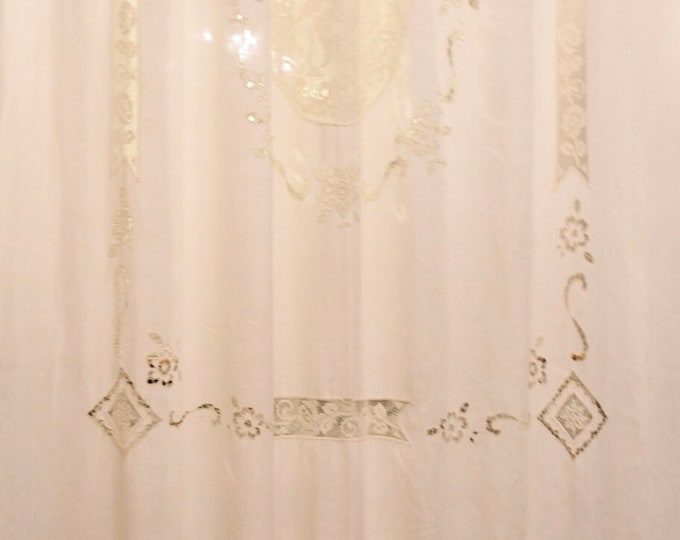 Ancient and rare hand-embroidered linen curtain of the first of the "900 Italian "angels"