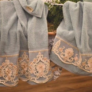 Set of towels in sponge and fine lace “Maria Cecilia”