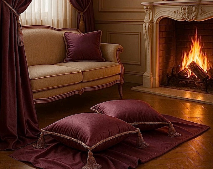 Elegant “Viola Cattedrale” cushion with gold finishes.