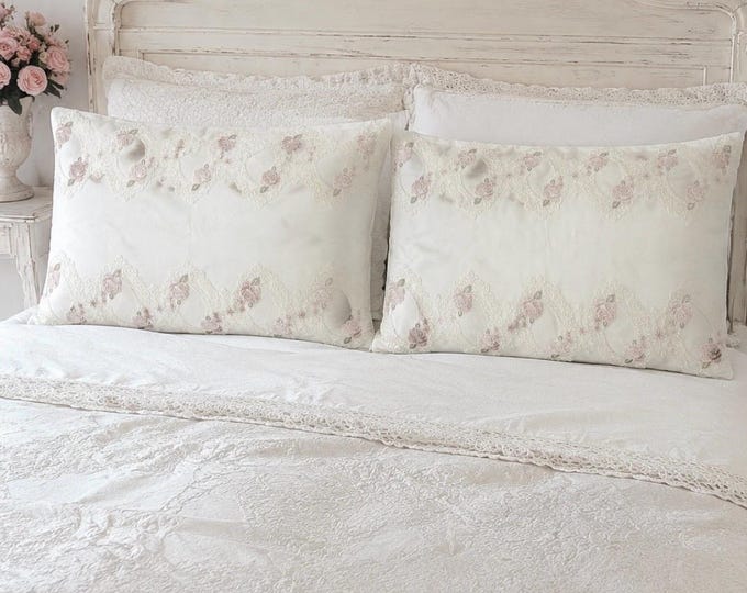 Pair of flamed satin pillowcases with lace and roses – 78x47 cm pillowcases with zipper – Handmade in Italy