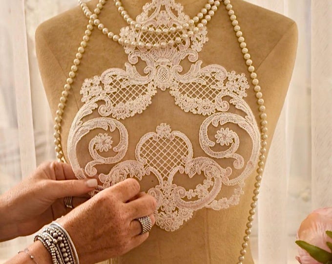 Wonderful Tableau in Italian rebrodé lace “Roselline”