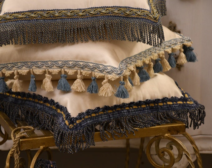 Cushion in cotton satin and blue trimmings