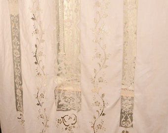 Ancient and rare curtain in linen embroidered by hand of the first of the "900 Italian "flowers"