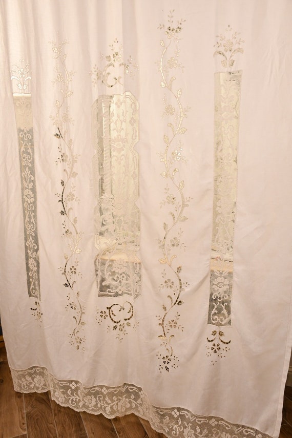 Panneaux rideaux en linge ancien , blanc , entre deux de dentelles