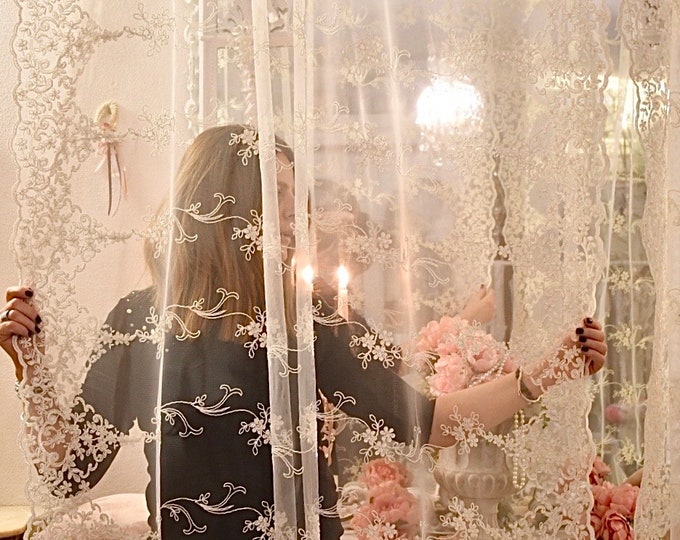 “Eloide” lace curtain