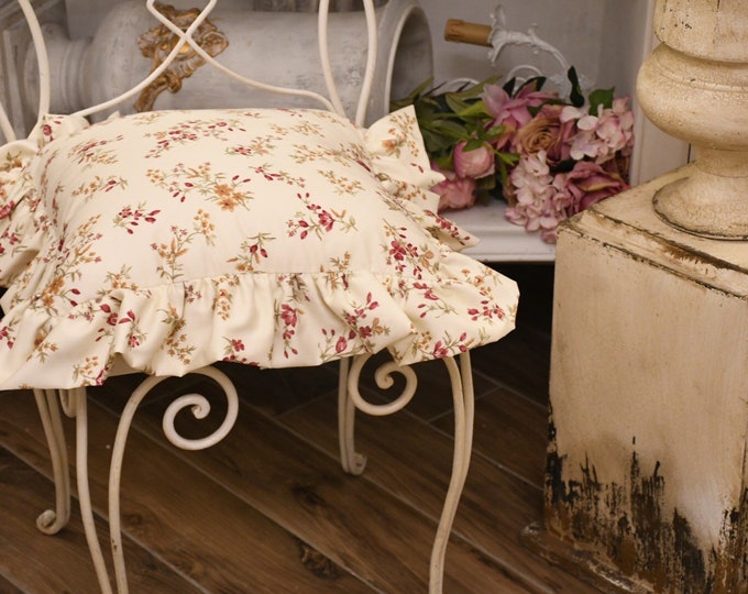 Flower cushion with shabbychic gala